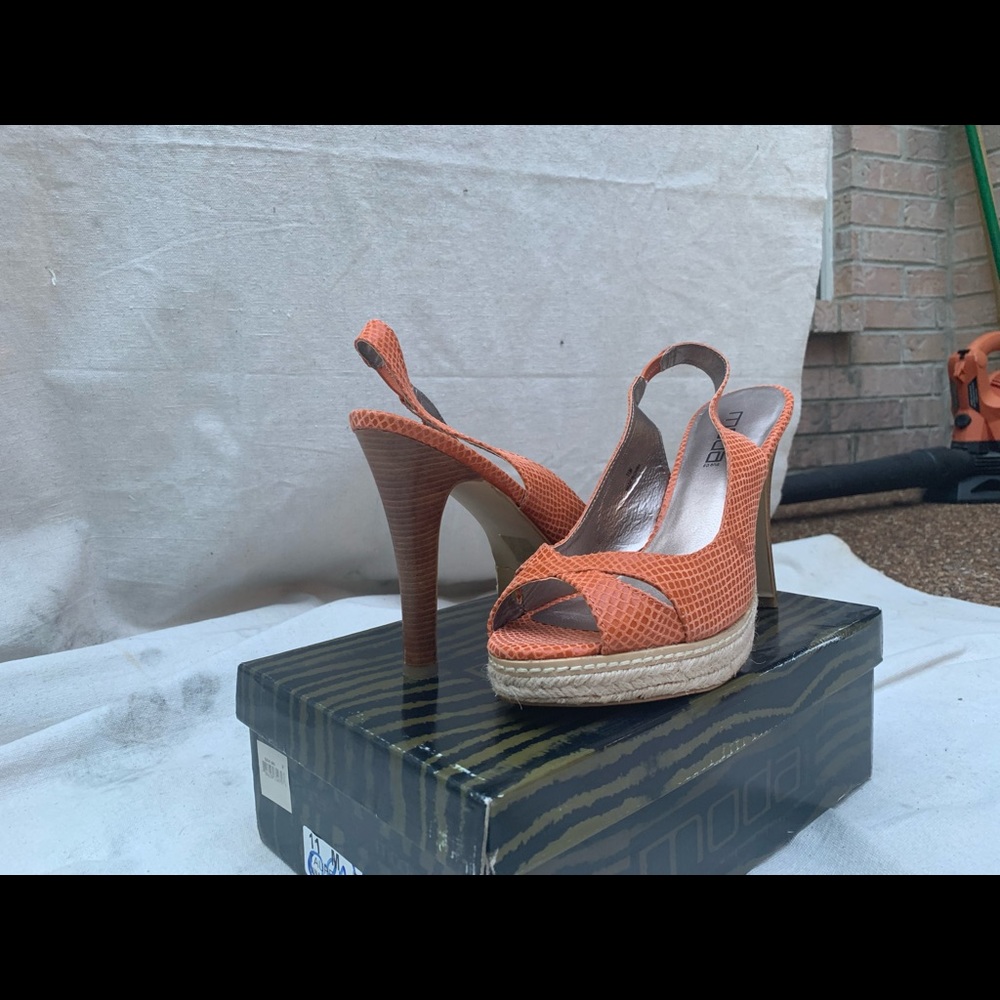Gently wormed Moda brand, Appx 5.5 inches plate form sandal.